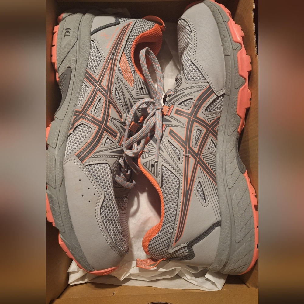 Womens 8.5 asics running shoes in great condition!